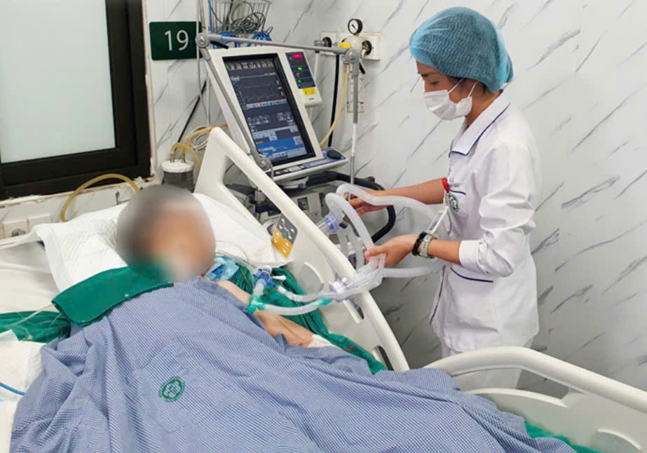 Doctors from the Stroke Center - Bach Mai Hospital treated patients during the holiday. Photo: Provided by Bach Mai Hospital