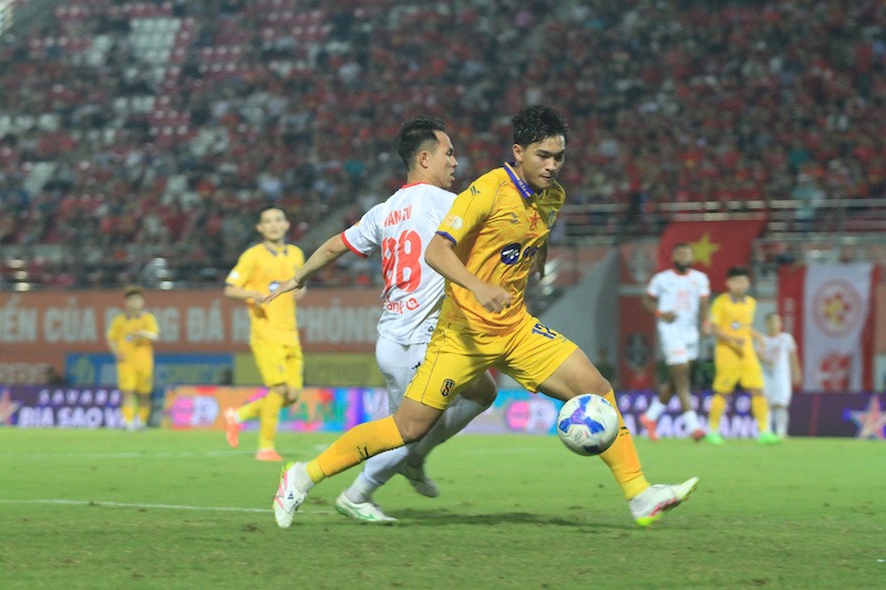 Song Lam Nghe An drew 0-0 with Hai Phong in round 21. Photo: Mai Huong