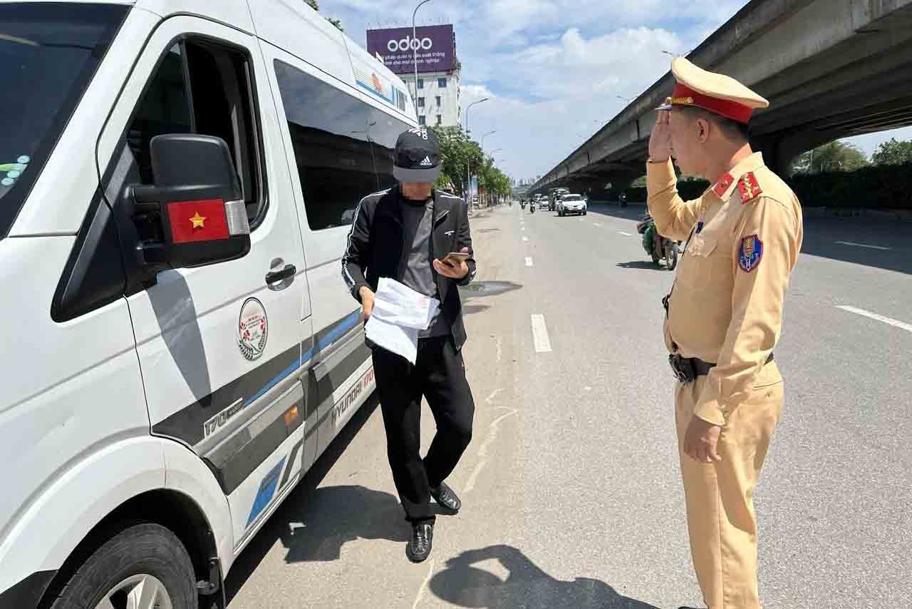 Traffic police handle a case of illegal parking on Nguyen Xien Street. Photo: Hanoi Police