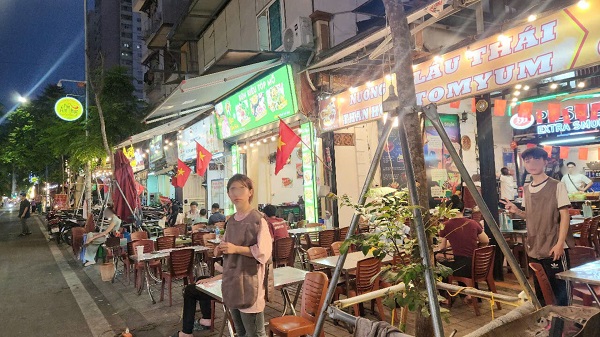Hang quan vang khach. Anh: Minh Hanh chup 19h30 ngay 3.5 tai pho Nguyen Van Tuyet.