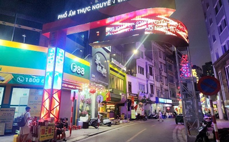 Nguyen Van Tuyet Food Street. Photo: Minh Hanh