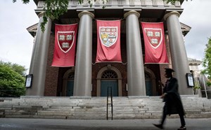 Harvard thắng bước đầu trong cuộc chiến giữ sinh viên quốc tế