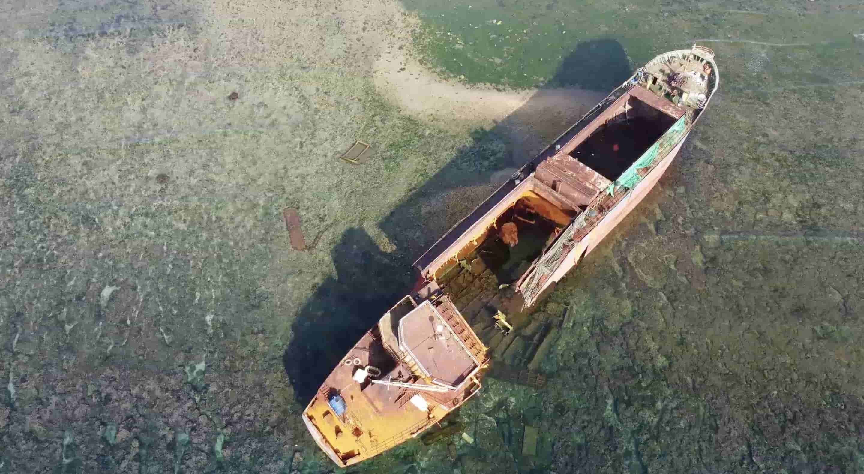 Tàu ma dạt bờ biển ở Ninh Thuận đã có phương án phá dỡ trước khi trục vớt lên bờ. Ảnh: Hữu Long