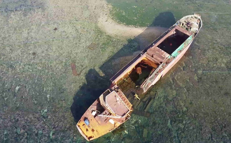 The coastal ghost ship in Ninh Thuan has a plan to demolish it before the salvage to shore. Photo: Huu Long