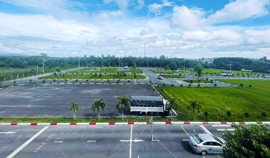 The Quang Ngai Provincial Driving Training and Testing Center currently has 50 officials and employees working there. Photo: Duc Tho
