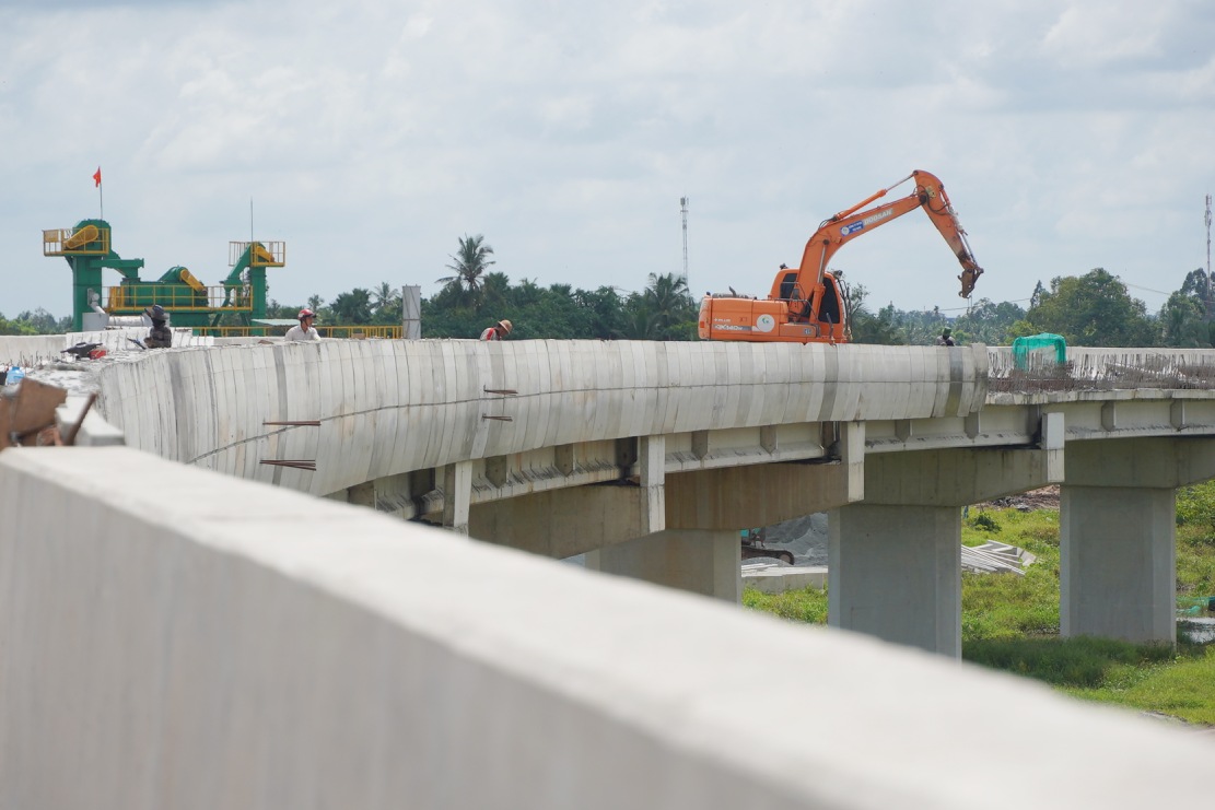 Công nhân thi công cầu tại nút giao IC2. Ảnh: Tạ Quang
