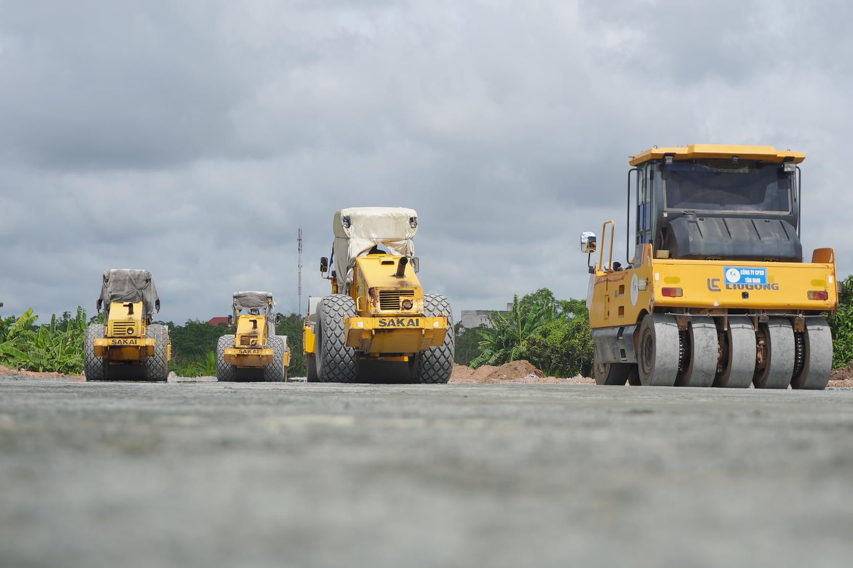 Nhiều thiết bị máy móc đang thi công tại nút giao IC2. Ảnh: Tạ Quang