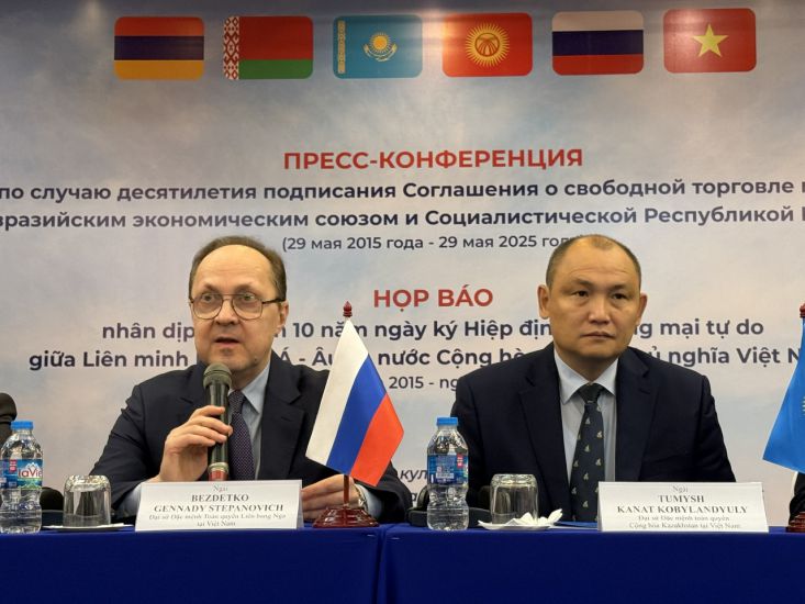 El embajador ruso en Vietnam Gennady Stepanovich Bezdetko (izquierda) y el embajador Kazajstan Kanat Kobylandyuly Tymsh en una conferencia de prensa el 29 de mayo. Foto: Khanh Minh