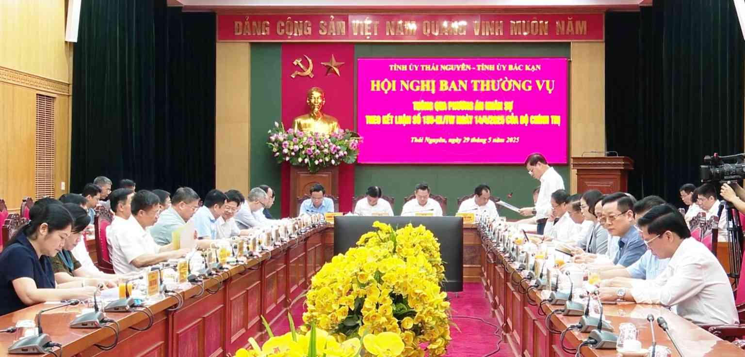 El Comite Permanente de las Provincias Thai Nguyen y Bac Kan discutidas a traves del plan de personal despues de la fusion. Foto: Lang Khoa.