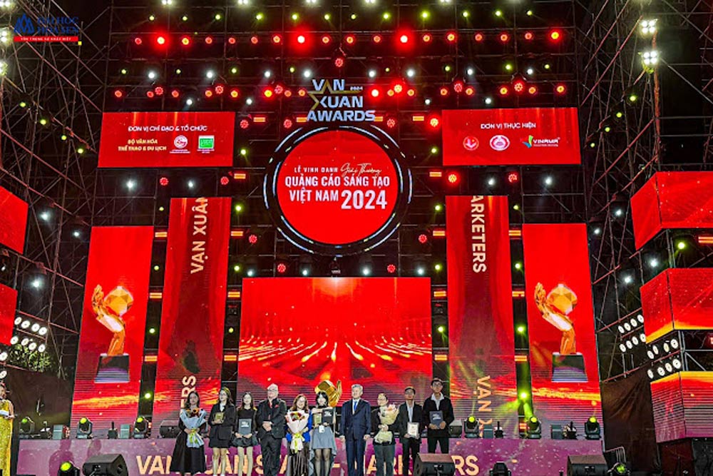 Sinh vien nganh Thiet ke Do hoa “am” giai Nhat va Nhi tai Van Xuan Awards 2024.