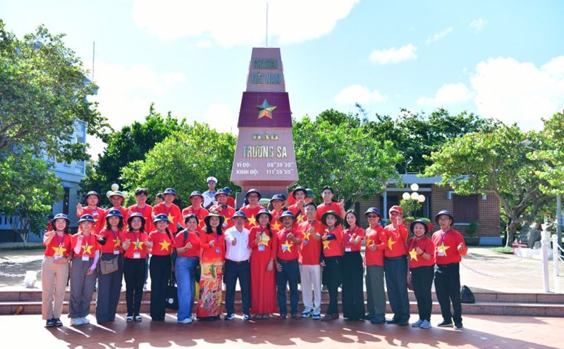 The overseas Vietnamese delegation took souvenir photos at the Truong Sa Lon island sovereignty milestone during their visit to Truong Sa in April 2025. Photo: State Committee for Overseas Vietnamese