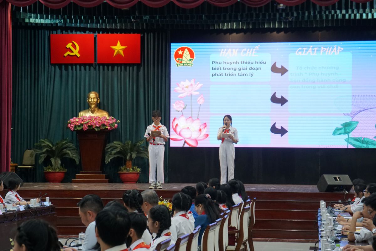 Nhom thieu nhi trinh bay y kien tai chuong trinh. Anh: Thanh Chan