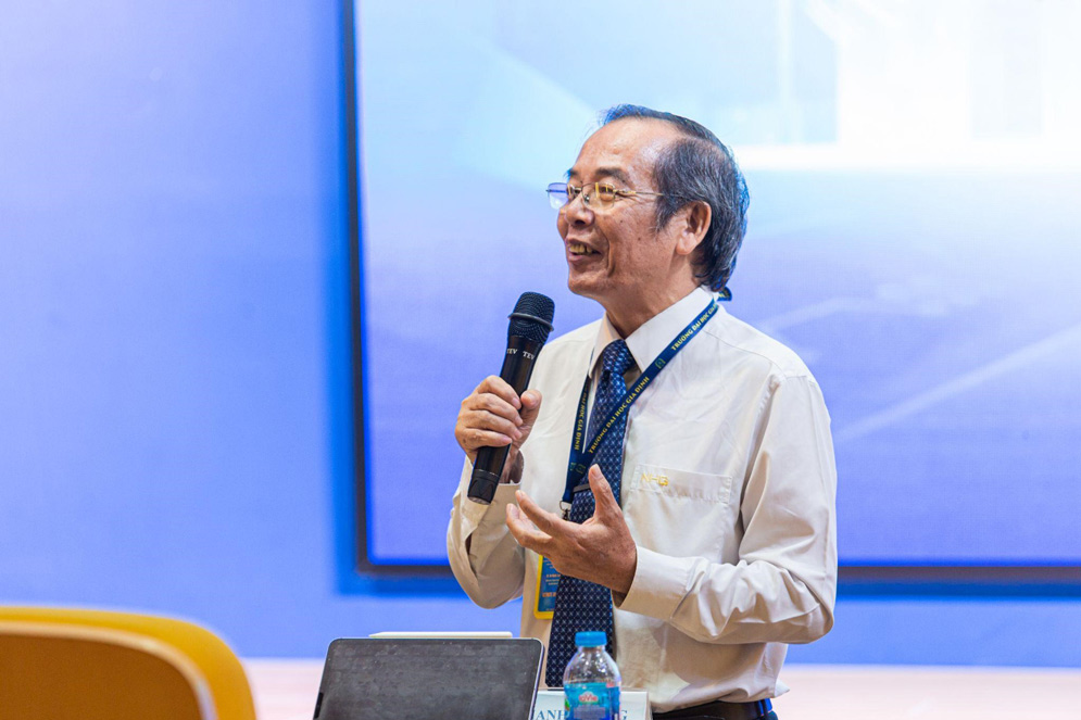 TS. Do Manh Cuong - Pho Chu tich Quy Bong Hong Nho, Chu tich Hoi dong Truong Dai hoc Gia Dinh tham gia bao cao bai nghien cuu khoa hoc voi chu de “Y thuc song pham gia con nguoi cua sinh vien mot so truong dai hoc tu thuc o Viet Nam”.