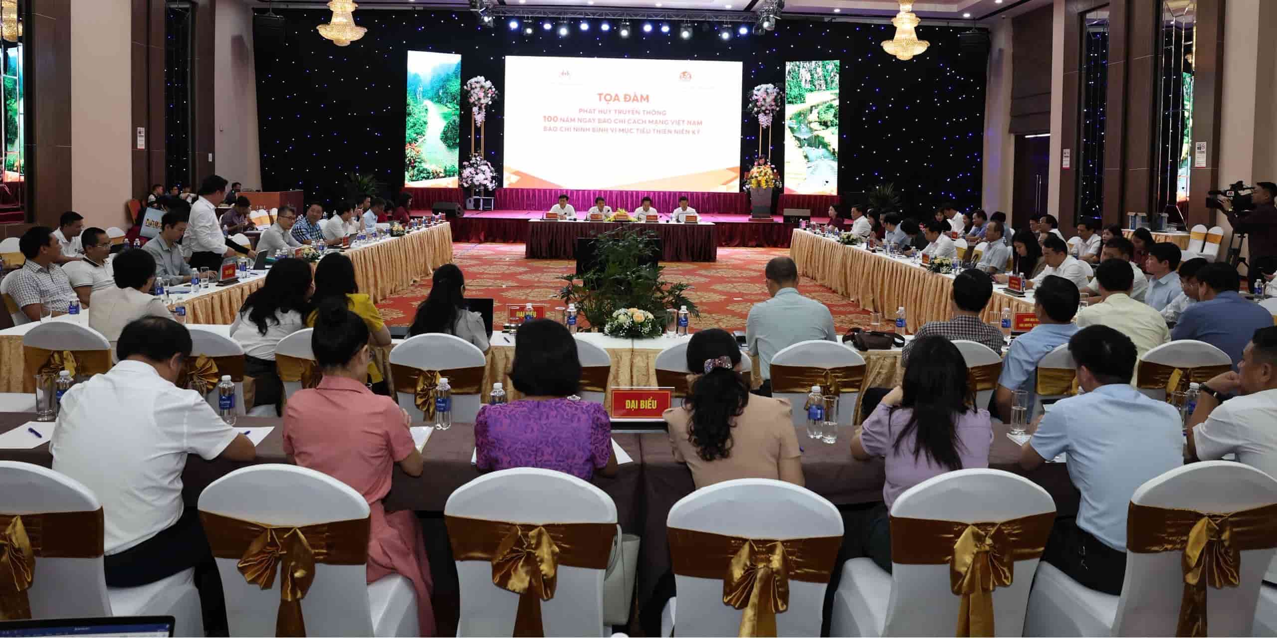 Delegates attending the Scientific Seminar "Promoting the tradition of 100 years of Vietnam Revolutionary Press Day - Ninh Binh Press for the goal of the 21st century". Photo: Nguyen Truong