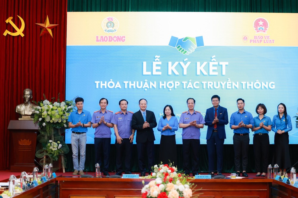 Các đại biểu tại buổi lễ ký kết. Ảnh: Hải Nguyễn