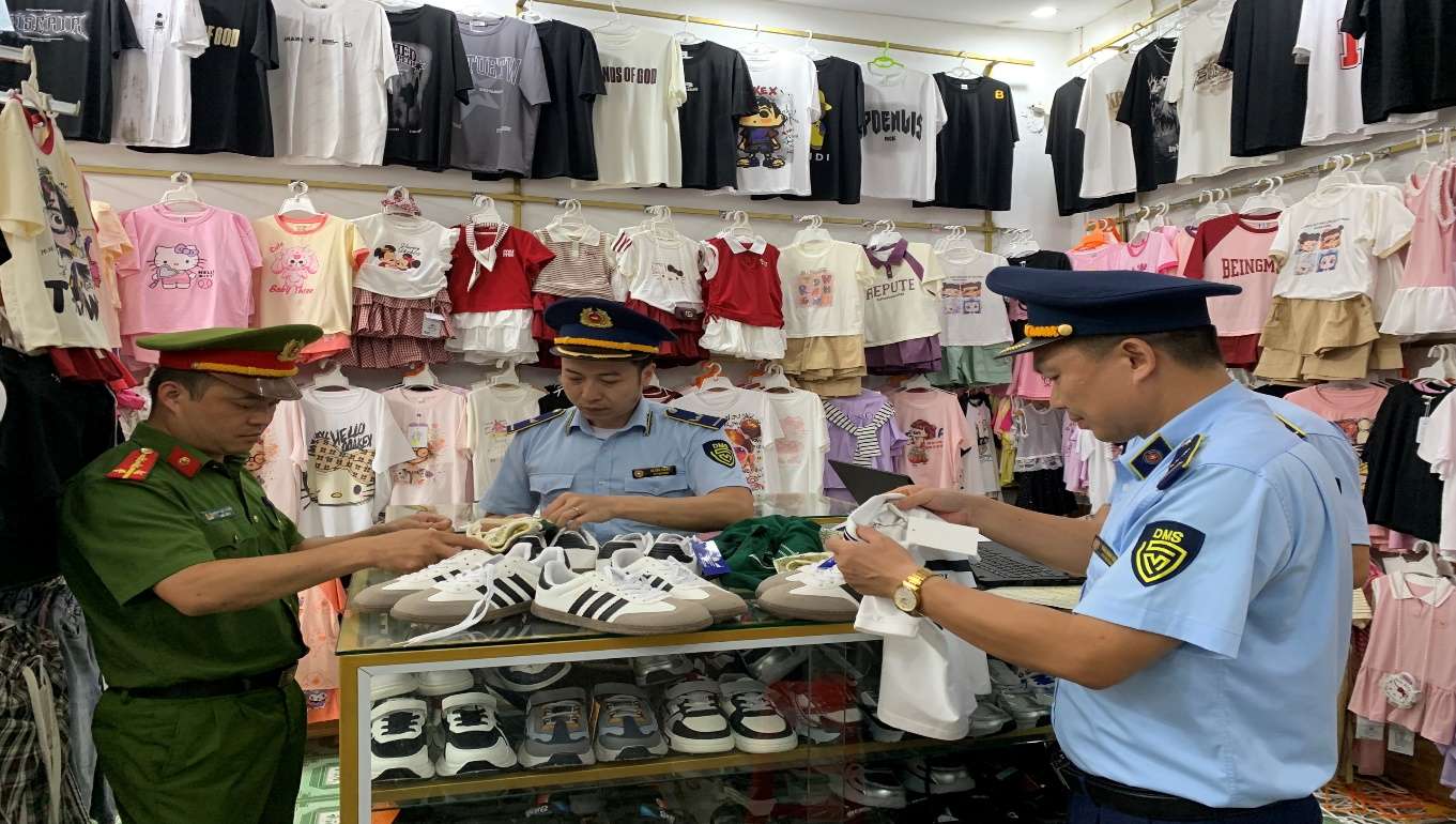 Kiểm tra, truy vết hàng giả tại hộ kinh doanh T.V.Q,  phường Sông Bằng, thành phố Cao Bằng. Ảnh: Chi cục QLTT Cao Bằng

