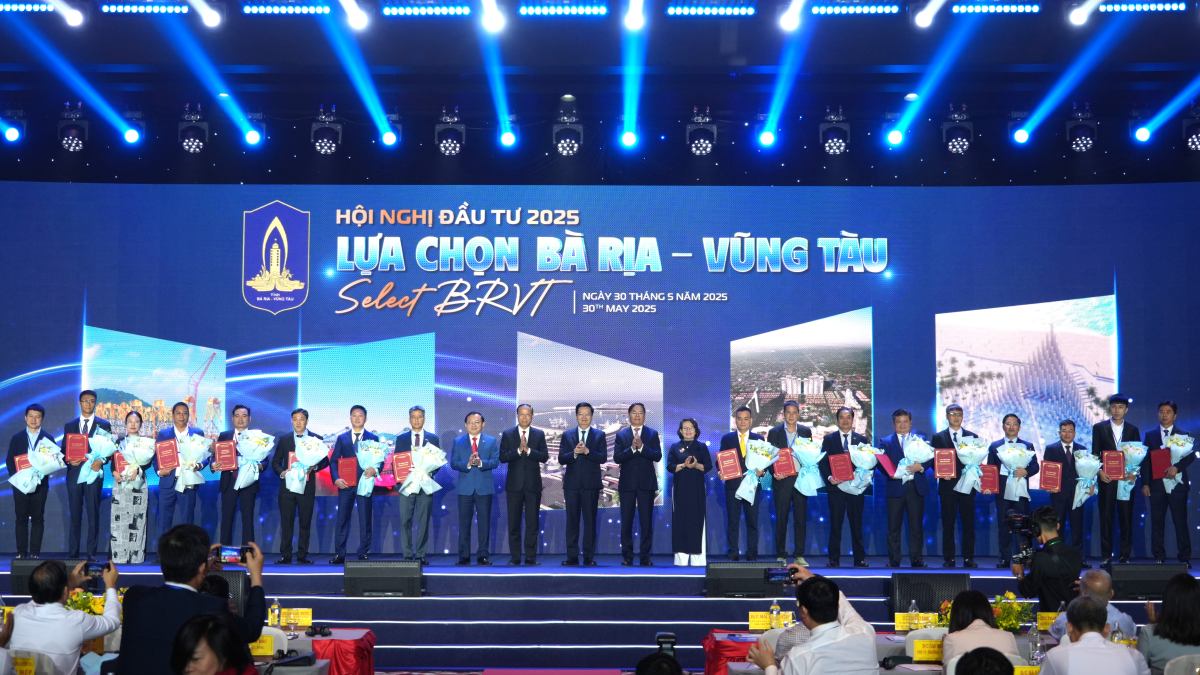 Awarding certificates/decisions to investors at the conference. Photo: Thanh An