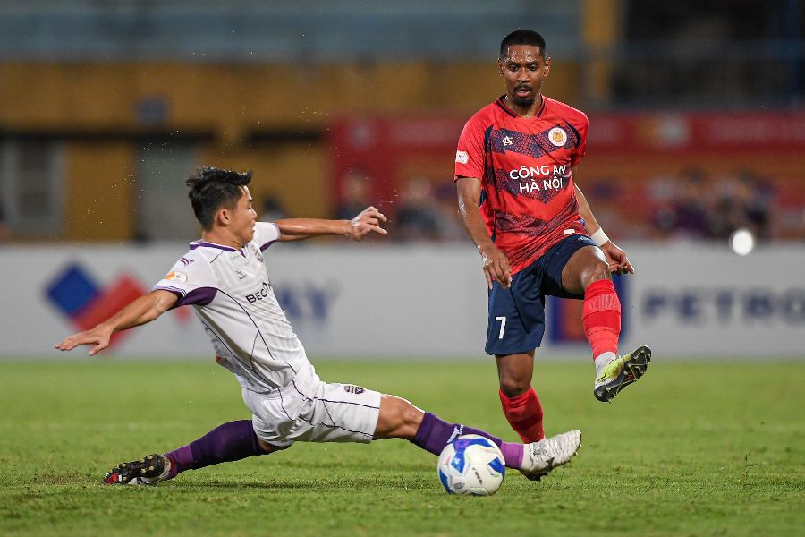 Hanoi Police visited Binh Duong in the make-up match of round 23 of V.League 2024-2025. Photo: Minh Dan