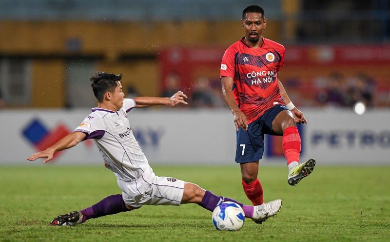 Hanoi Police visited Binh Duong in the make-up match of round 23 of V.League 2024-2025. Photo: Minh Dan