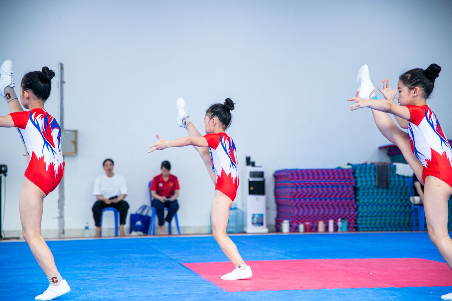 Nhom van dong vien nho tuoi nhat thuc hien bai kiem tra, tung dong tac deu cho thay su quyet tam lon. Anh: Minh Dan