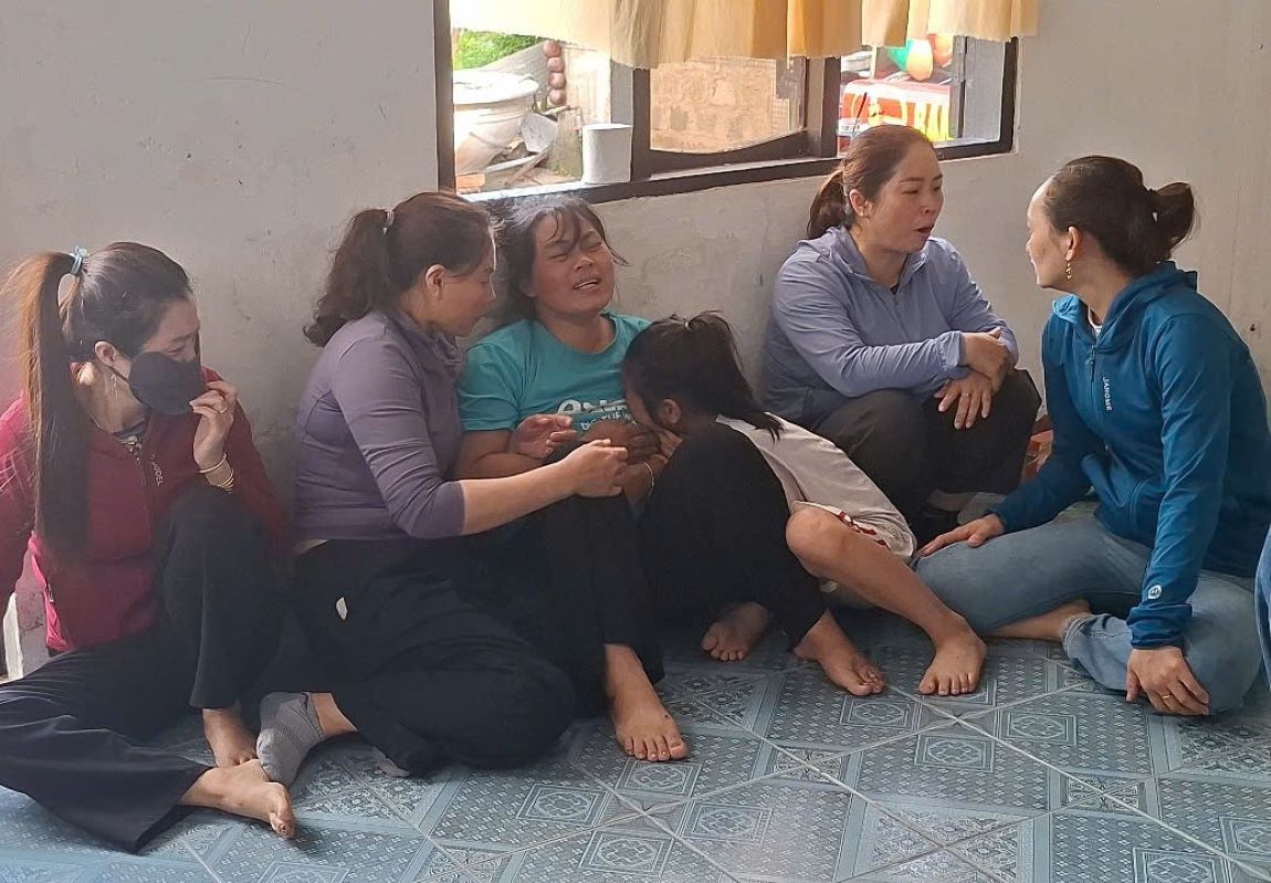 The pain of the relatives of the missing fishermen at sea. Photo: Cong Sang