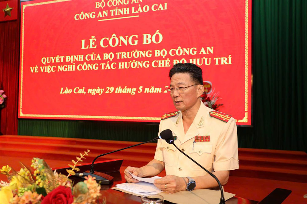 Đồng chí Đại tá Hoàng Mạnh Hùng phát biểu ý kiến tại buổi lễ