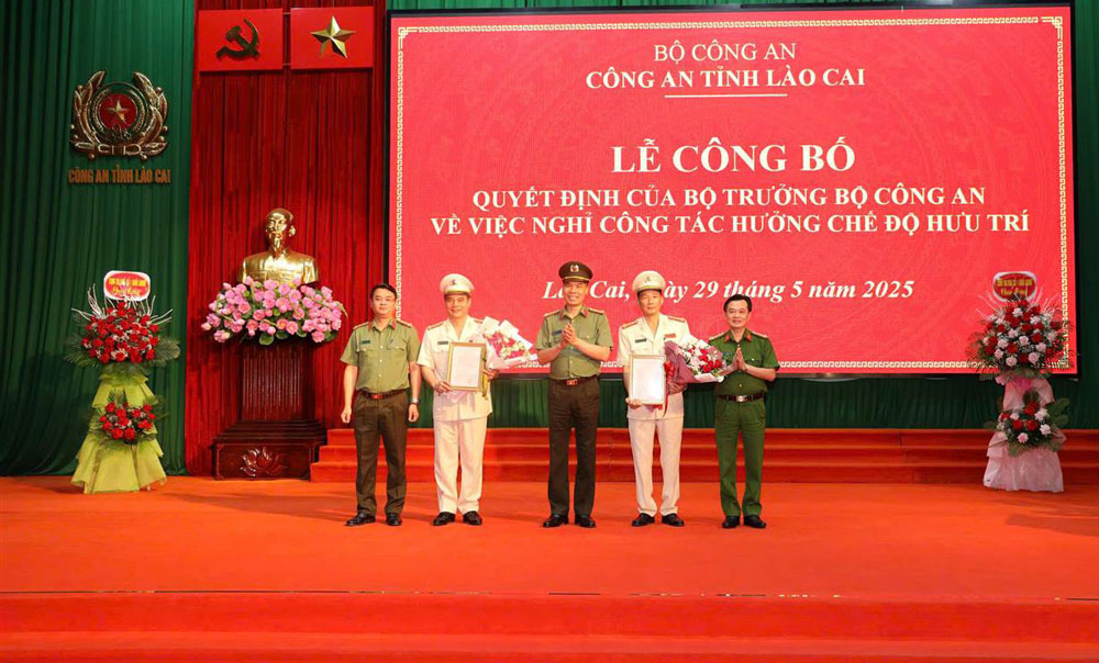 Lãnh đạo Công an tỉnh tặng hoa chúc mừng 02 đồng chí Phó Giám đốc Công an tỉnh