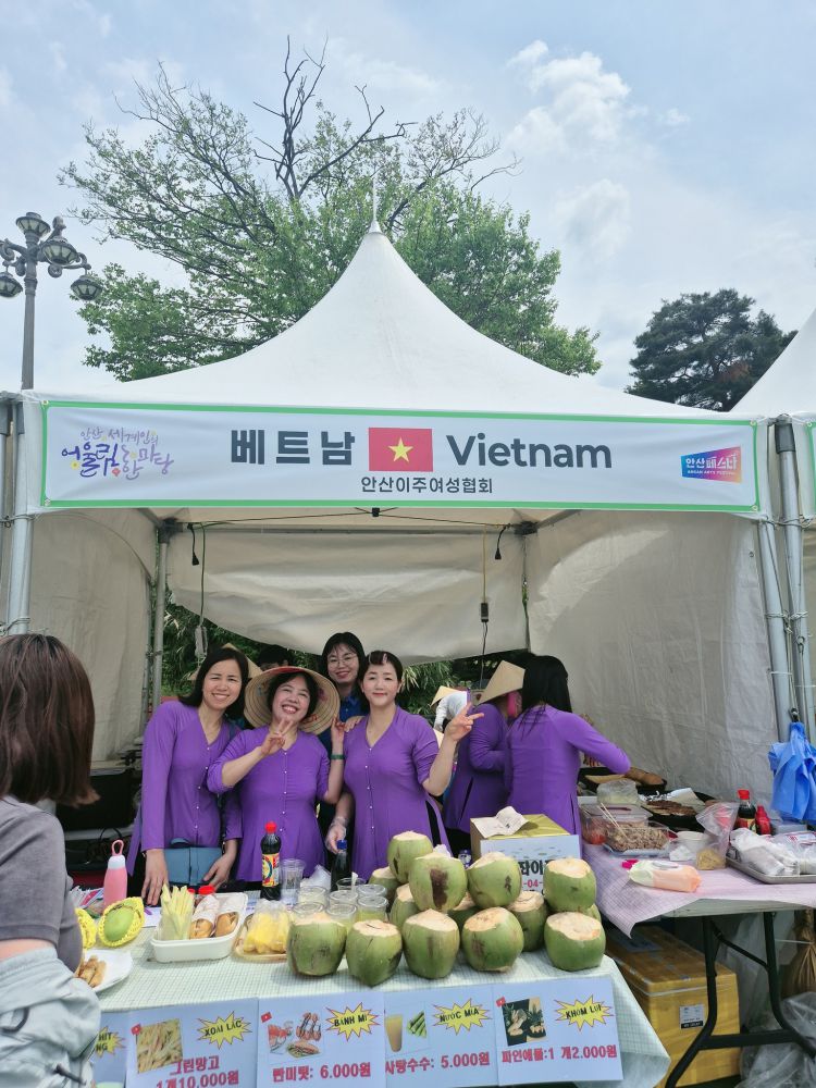 Chi Hoai Thu cung cac thanh vien trong Hoi Phu nu Viet Nam tai TP Ansan, tinh Gyeonggi, Han Quoc. Anh: Nhan vat cung cap