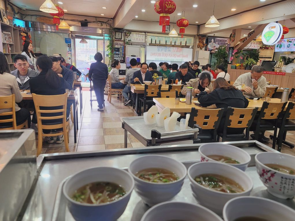 Quan an Viet Nam nuom nuop khach o xu so kim chi. Anh: Nhan vat cung cap