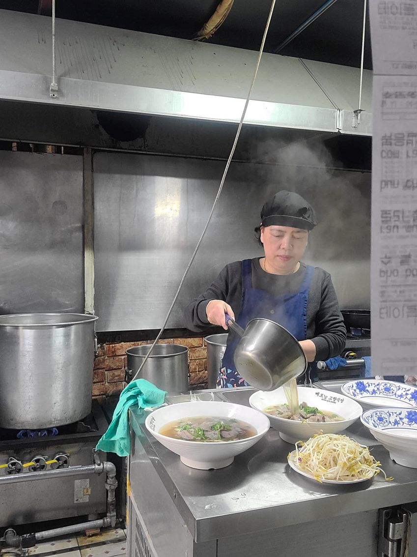 Chi Hoai Thu vao bep nau pho. Anh: Nhan vat cung cap