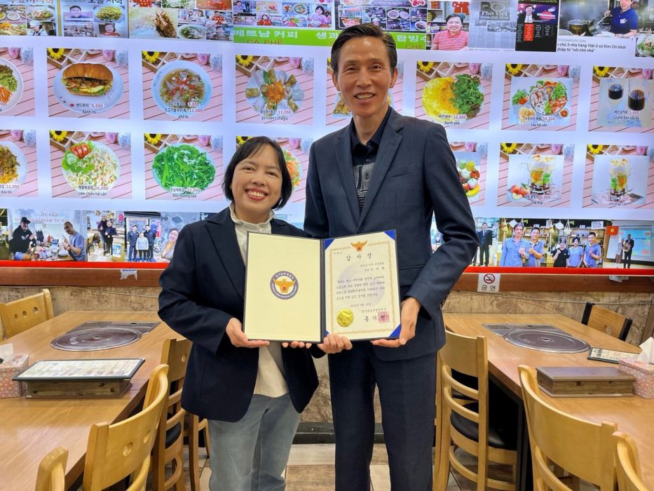 Ms. Hoai Thu, on behalf of the Vietnam Women's Union in Ansan City, received a thank you letter from the Chief of the Southern Police of Gyeonggi Province, Korea for her contribution to the locality. Photo: Character provided