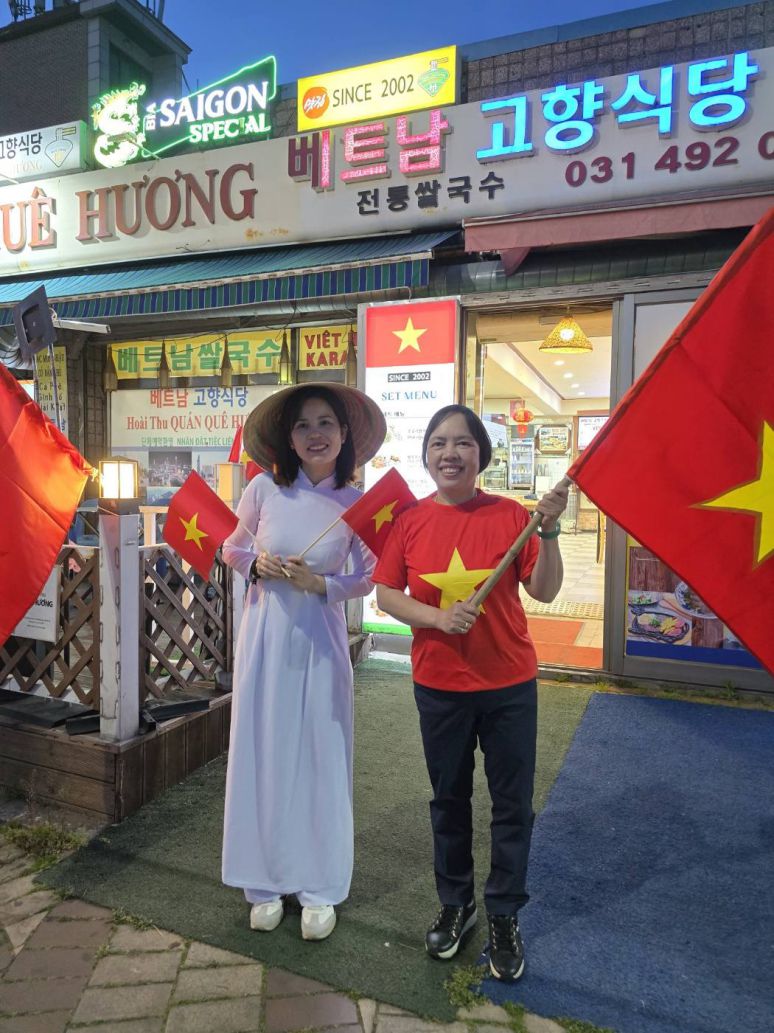 Chi Hoai Thu cung dong huong ky niem 50 nam Ngay Giai phong mien Nam, thong nhat dat nuoc 30.4.2025. Anh: Nhan vat cung cap