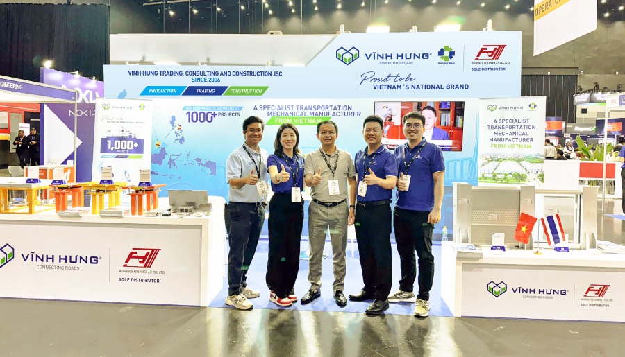 Ong Tran Duc Tien - Chu tich HDQT cong ty Vinh Hung (dung giua) cung doi ngu nhan su Vinh Hung tai su kien Asia Pacific Rail 2025. Anh Yen Phuong