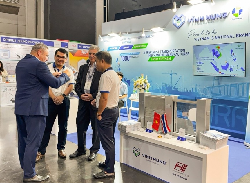 Visitors to Vinh Hung's booth at the Asia Pacific Rail 2025 exhibition, the largest event in the region in the railway sector. Photo: Yen Phuong
