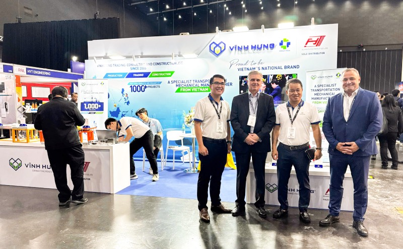 Ong Vo Ta Luong - Tong giam doc cong ty Vinh Hung (thu 2 tu phai sang) va dai dien lanh dao Tap doan Vossloh AG toi tham gian hang cua Vinh Hung. Anh Yen Phuong