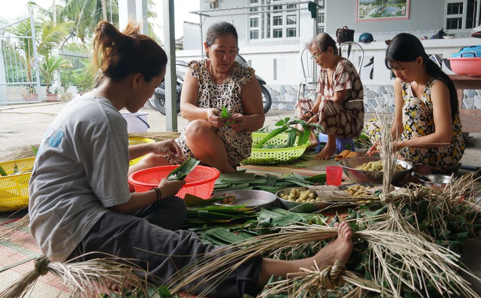 Gia dinh ba Tran Thi Ut Sau (Thanh Tri, Soc Trang) goi banh u nuoc tro phuc vu thi truong Tet Doan Ngo. Anh: Phuong Anh