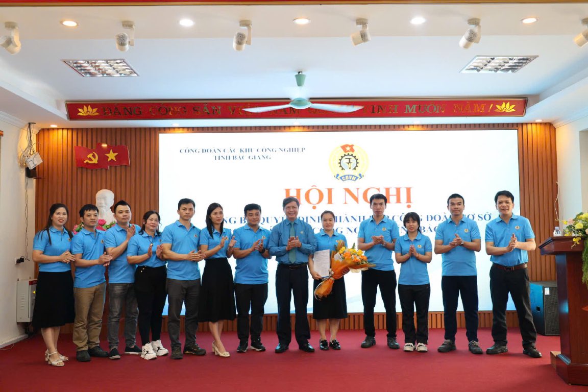 El presidente de la Union Laborista de la Provincia de Bac Giang, Nguyen Van Canh, presento flores y entrego la decision al Comite Ejecutivo de la Compañia de acciones Conjuntas de SunPla. Foto: Quyet Chien