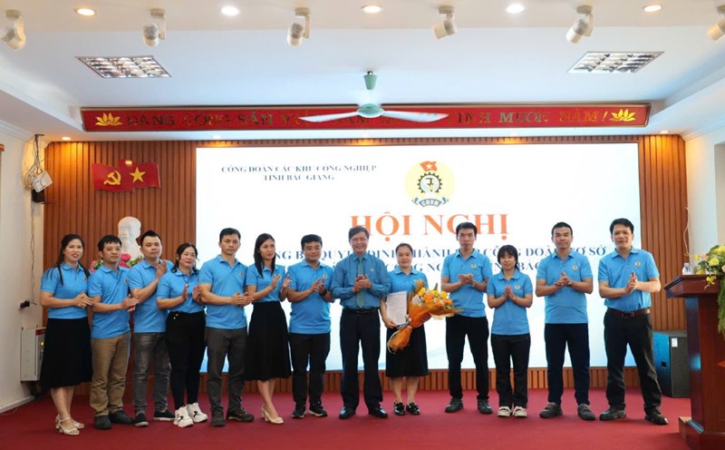 Chairman of the Bac Giang Provincial Labor Federation Nguyen Van Canh presented flowers and presented the decision to the Executive Committee of the Trade Union of Sunpla Joint Stock Company. Photo: Quyet Chien