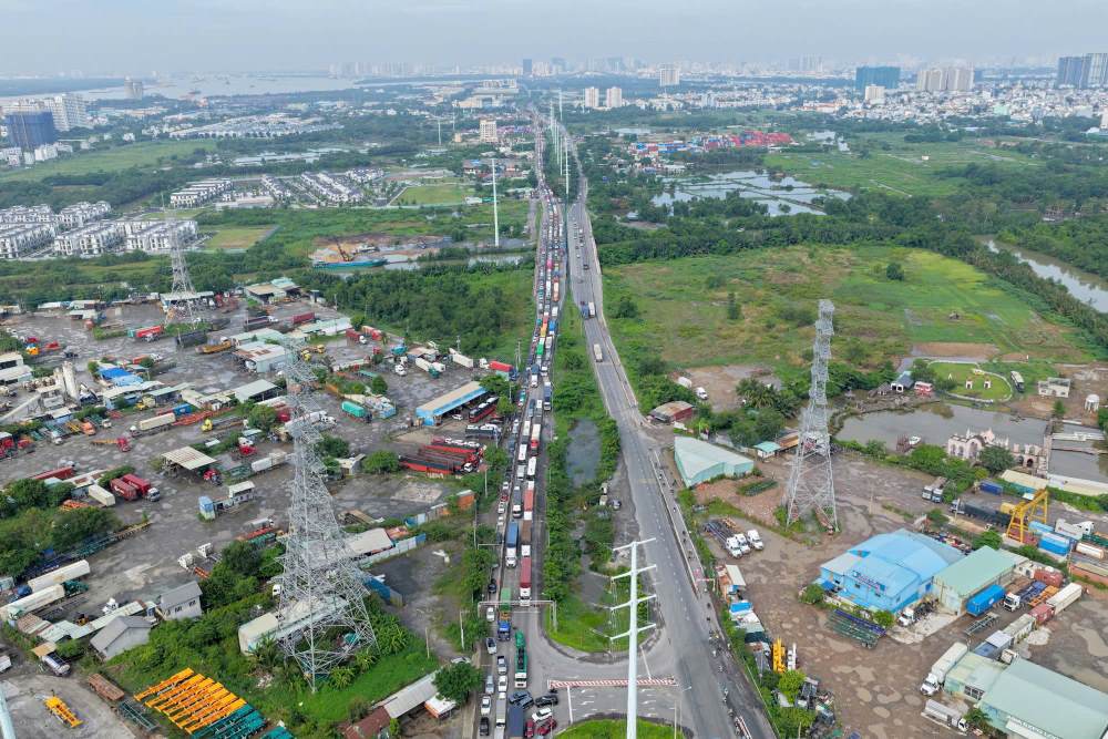 Giao thong ket xe nghiem trong nhieu gio lien. Ảnh: Linh Tran