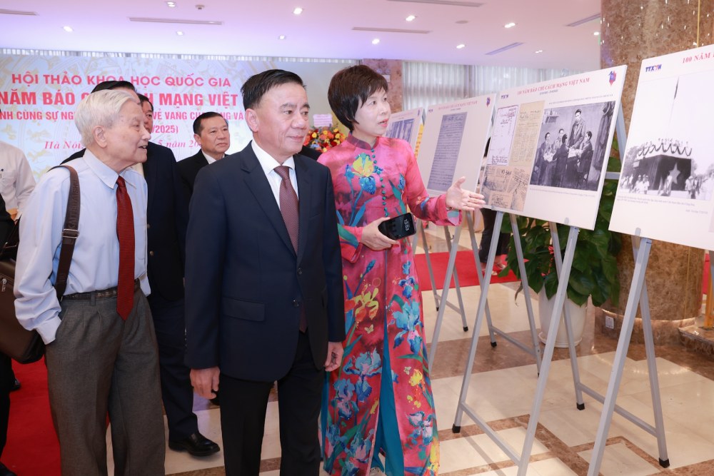 Politburo member and Standing member of the Secretariat Tran Cam Tu attended the National Scientific Conference "100 years of Vietnamese revolutionary journalism accompanying the glorious revolutionary cause of the Party and the nation". Photo: Hai Nguyen