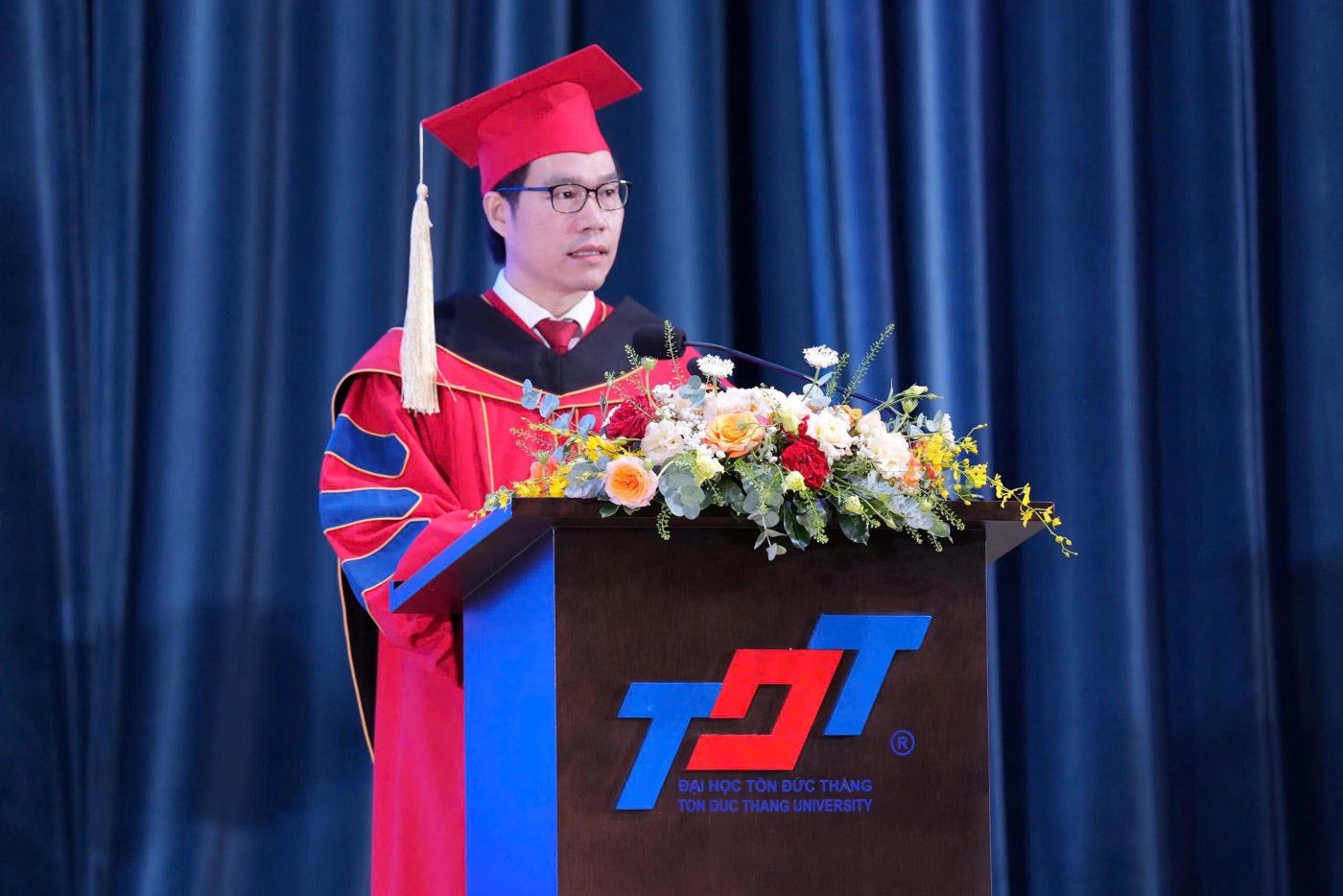 TS. Tran Trong Dao - Hieu truong Truong Dai hoc Ton Duc Thang chuc mung cac tan khoa trong le tra bang tot nghiep. Anh: Thuc Tram