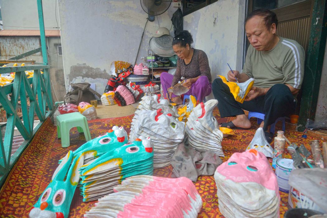 Vo chong nghe nhan Nguyen Van Hoa va Dang Huong Lan la nhung nguoi cuoi cung lam mat na giay boi tai Ha Noi. Anh: Nhan vat cung cap