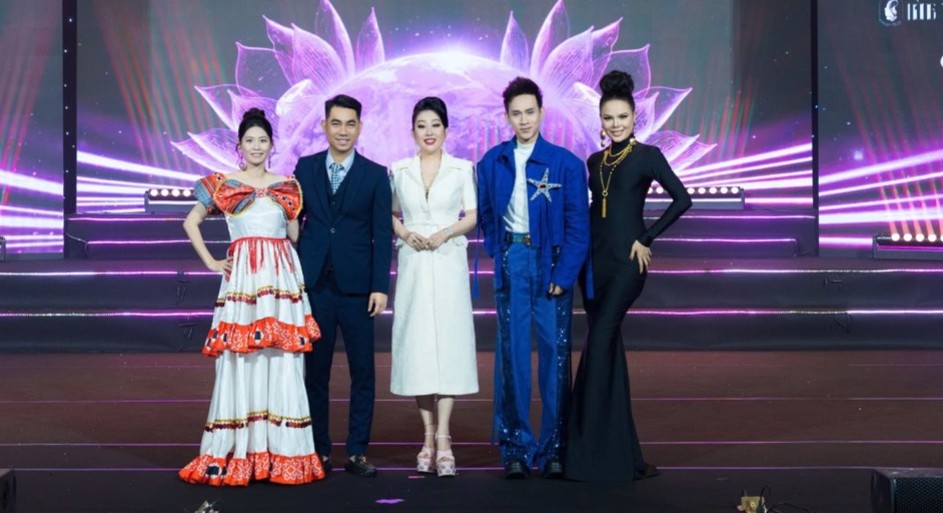 Dan giam khao. Anh: Ban to chuc.