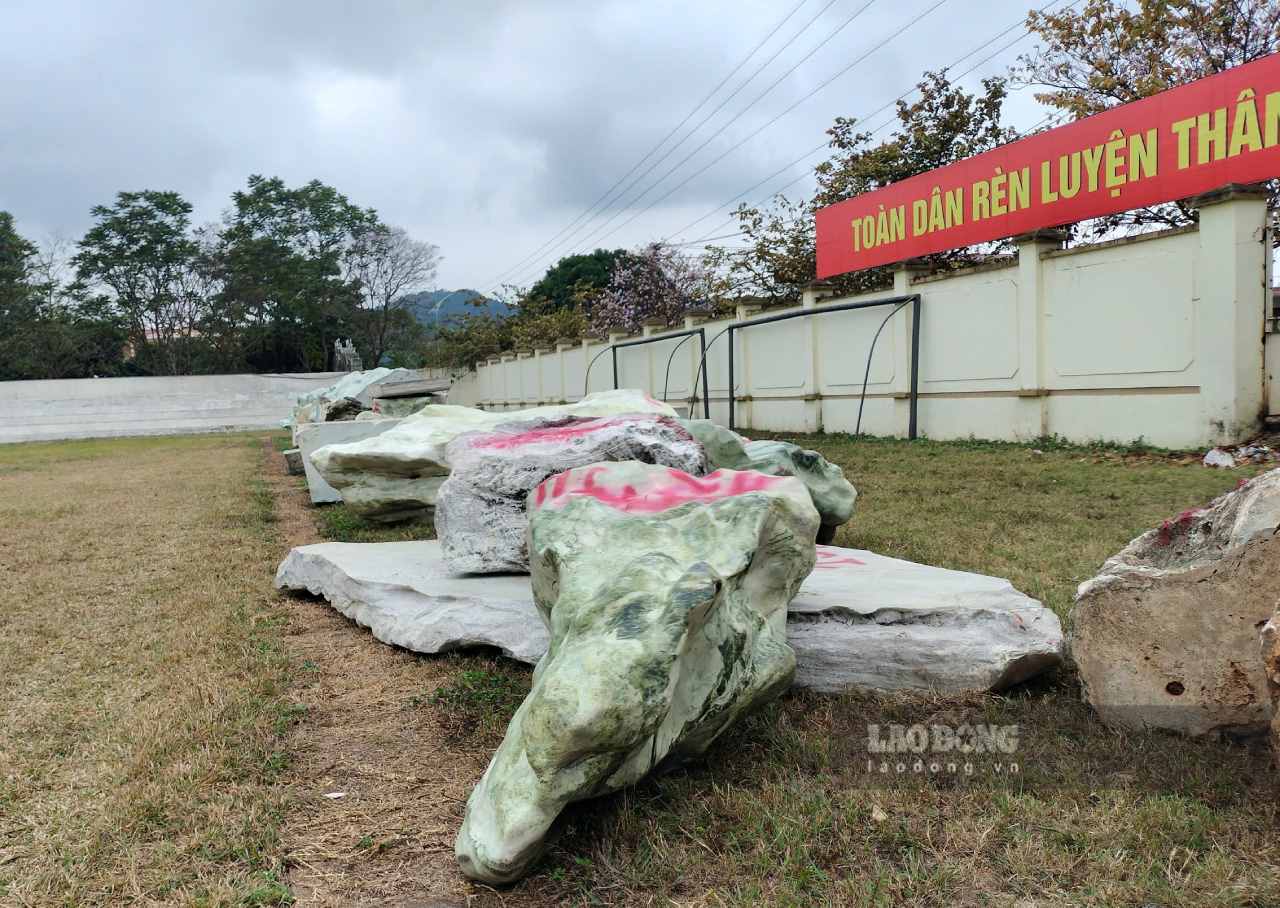 Cơ quan chức năng tiến hành tịch thu hàng nghìn tấn đá cảnh trái phép tại huyện Văn Chấn. Ảnh: Văn Đức.