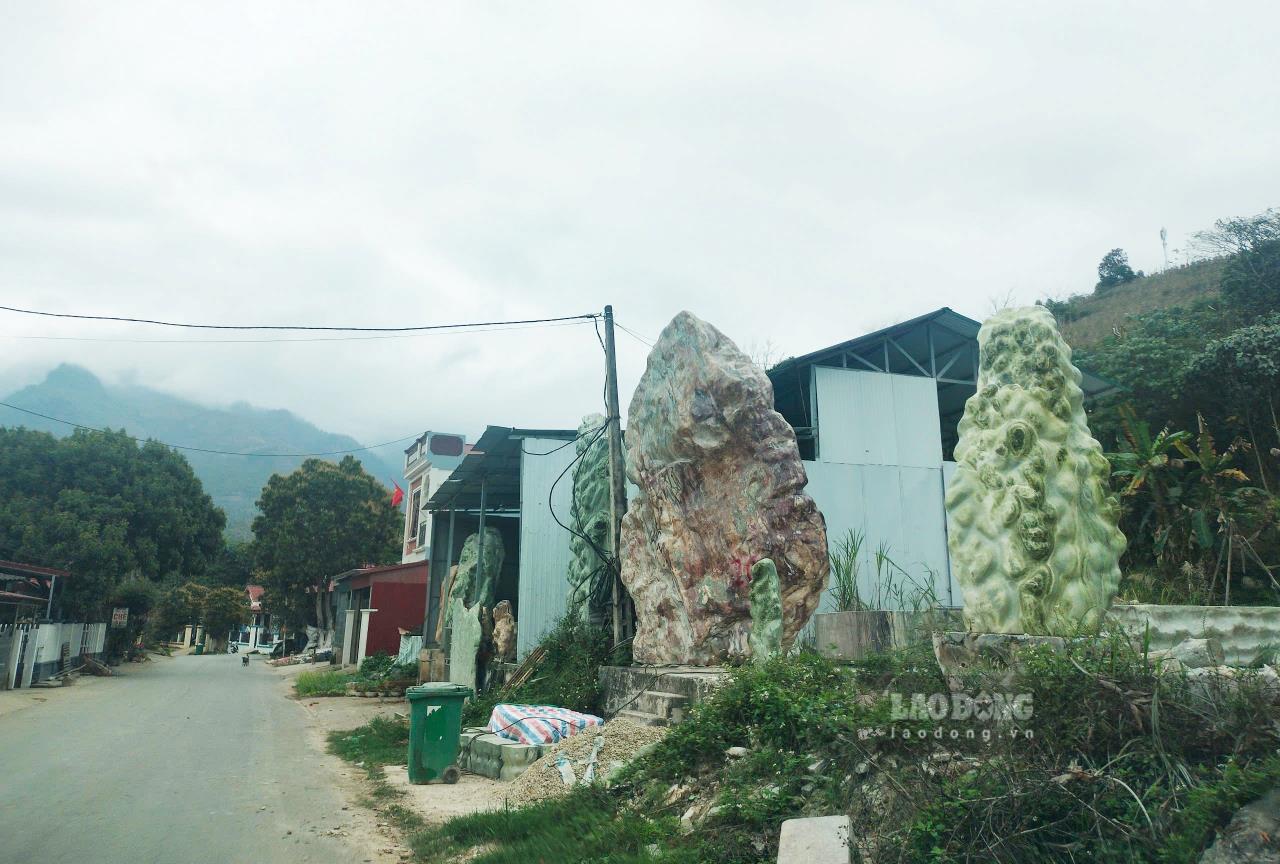 Đá cảnh trái phép tại huyện Văn Chấn được bày bán tràn lan trong thời gian dài. Ảnh: Văn Đức.