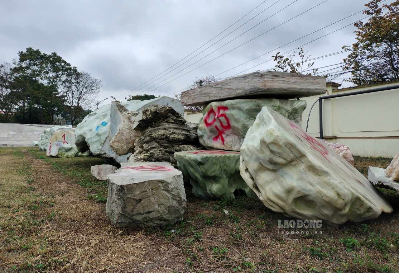 Hàng nghìn tấn đá cảnh trái phép bị lực lượng chức năng thu giữ. Ảnh: Văn Đức.