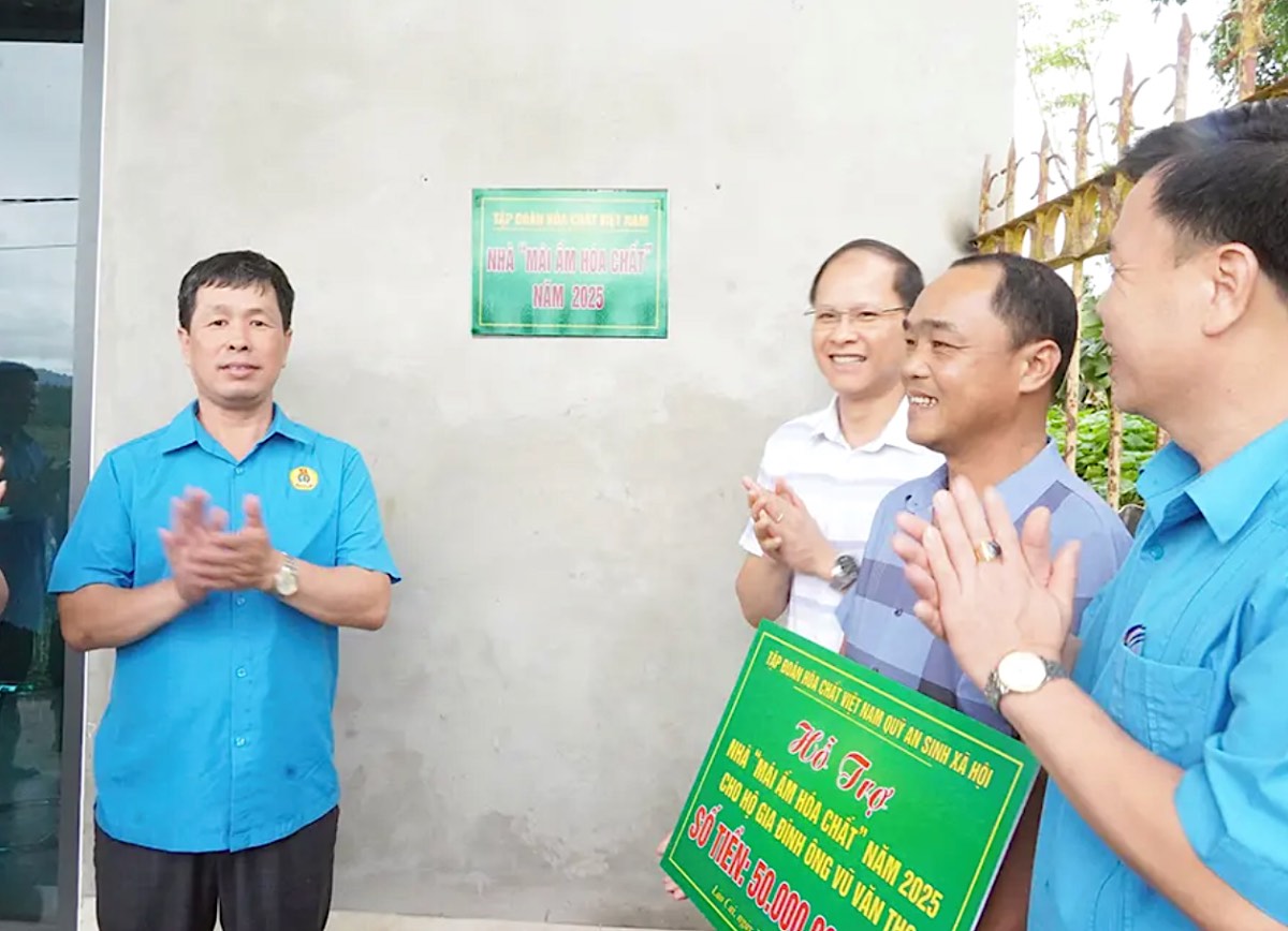 El Sr. Nguyen Huy Thong, presidente de la Union de la Industria Quimica de Vietnam (derecha) otorgo y felicito a la familia de trabajadores vu van tho por "hogar quimico". Foto: Xuan Tung