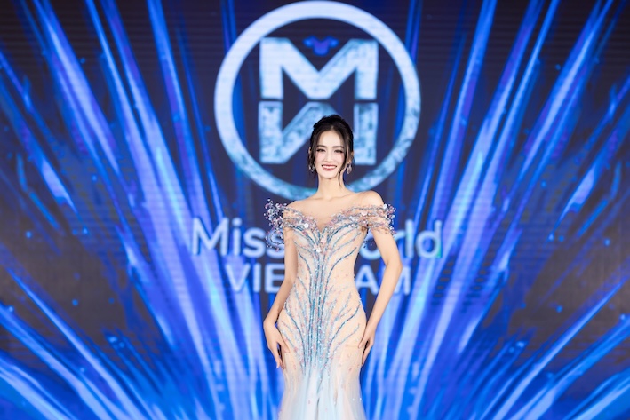 Phom dang duoi ca co the gay kho khan cho Y Nhi khi di chuyen tai dem chung ket Miss World.