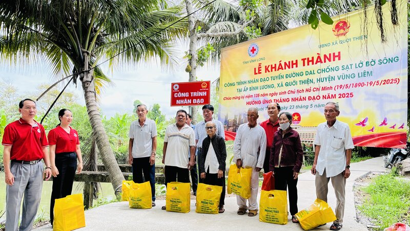 La Cruz Roja Provincial movilizo 10 mil millones de dong en el mes humanitario. Foto: Hoang loc