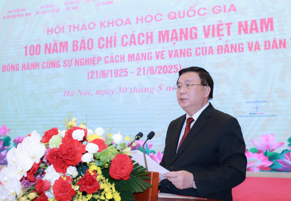 Mr. Nguyen Xuan Thang emphasized and praised the role of revolutionary journalism in the 100 years of formation and development. Photo: Hai Nguyen